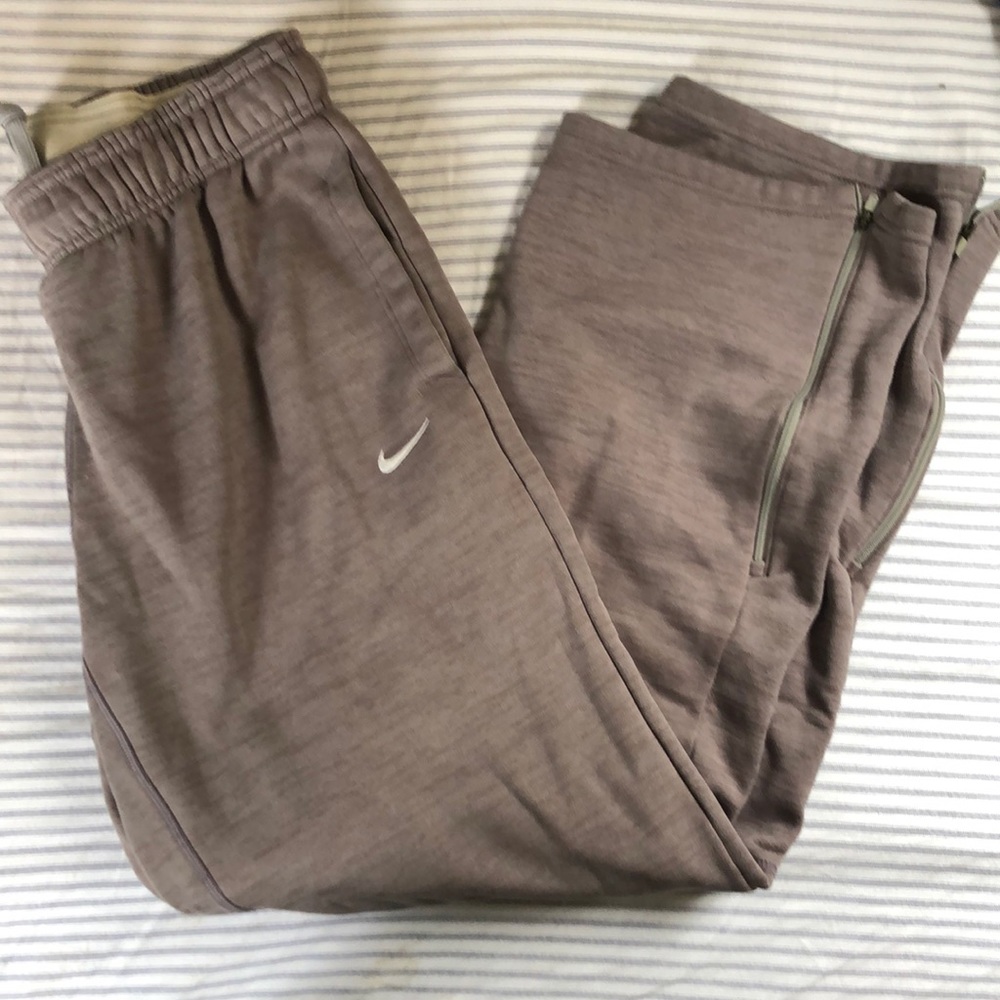 Women’s Nike Therma-Fit Sweatpants Size Medium